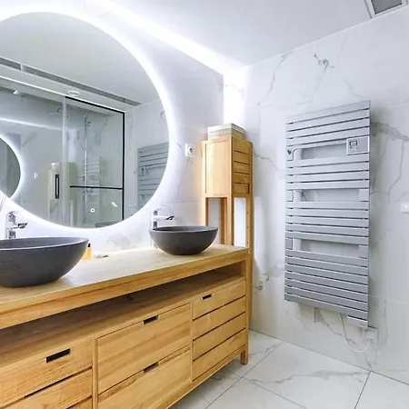 Luxury Montaigne Avenue * باريس