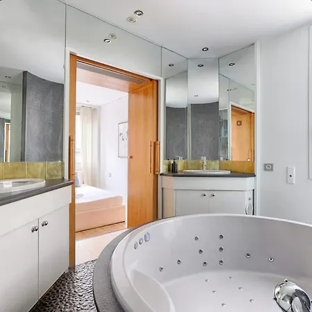 Luxury Montaigne Avenue Paris