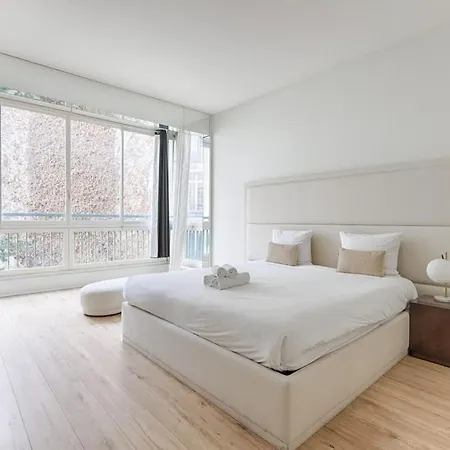 Luxury Montaigne Avenue Apartment Paris