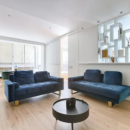 Luxury Montaigne Avenue Apartment *